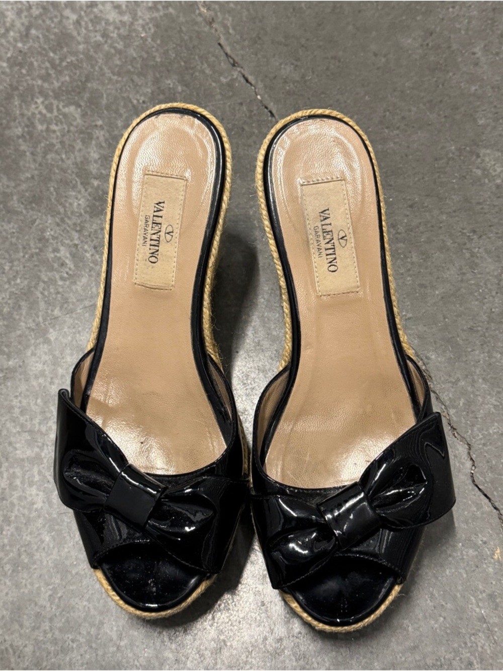 Valentino Garavani Black Patent Leather Bow Espadrille Wedge Mule - Picture 2 of 5
